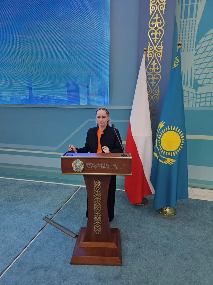 Светлана у трибуны на мероприятии